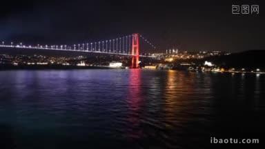 夜晚，从伊斯坦布尔大桥远航的船上看到的壮观<strong>景色</strong>